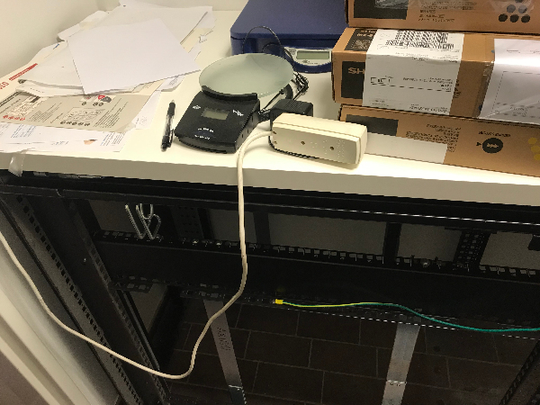 vi skal have skåret et stort skab op (hvor vores server står i)med vinkelsliber, og have det slæbt væk og