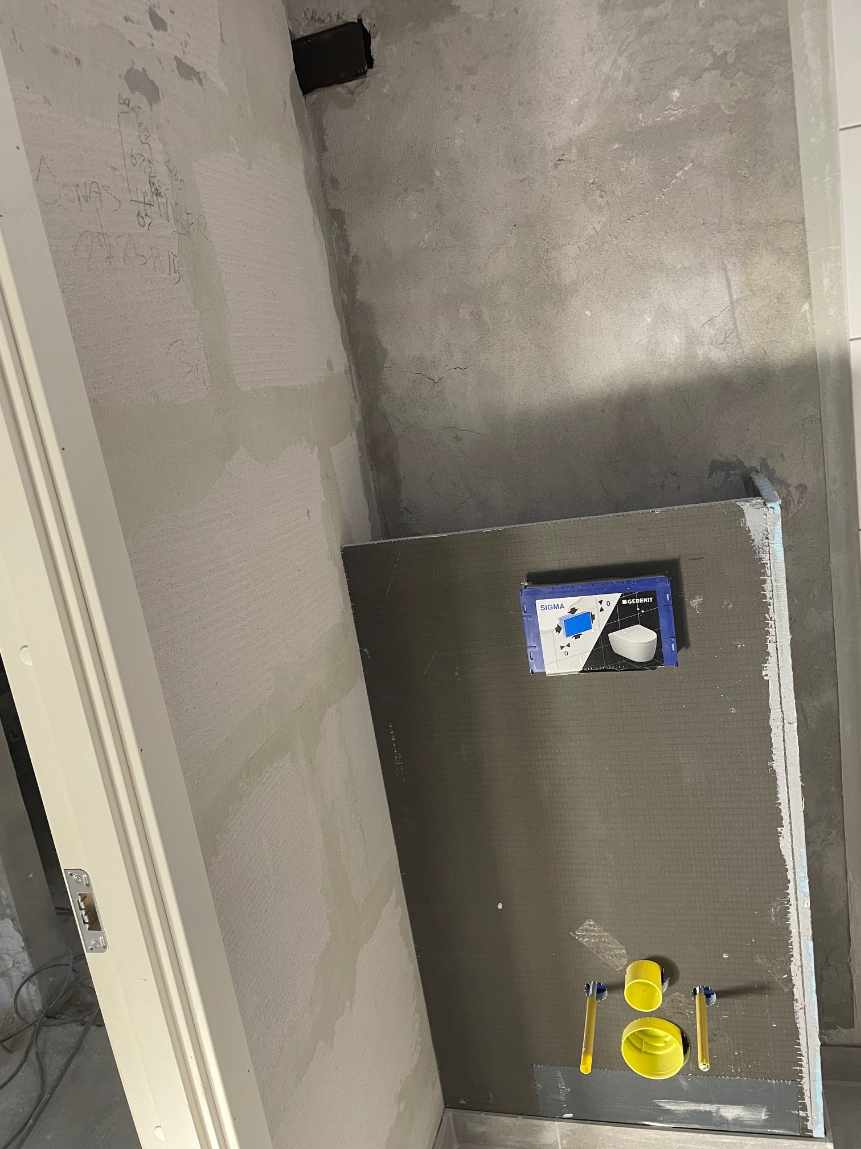 Spartling, væv og maling af væg på badeværelse