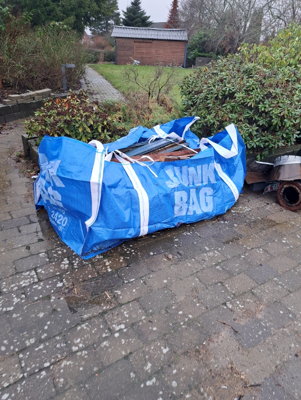 Afhentning af metalaffald og træaffald efter byggeprojekt