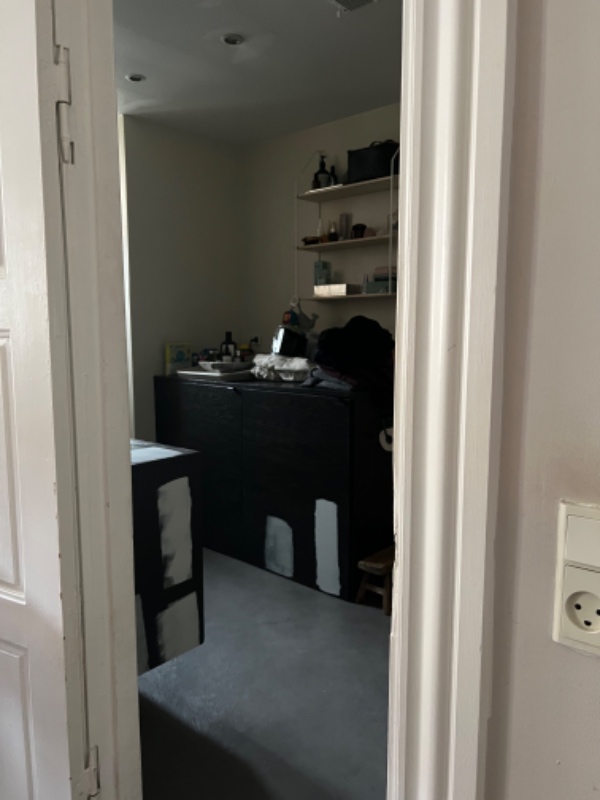 Fjern sort bejdsning fra møbel