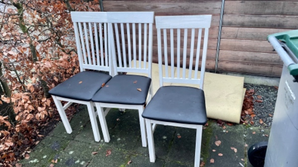 Smid 3 stole og en madras ud