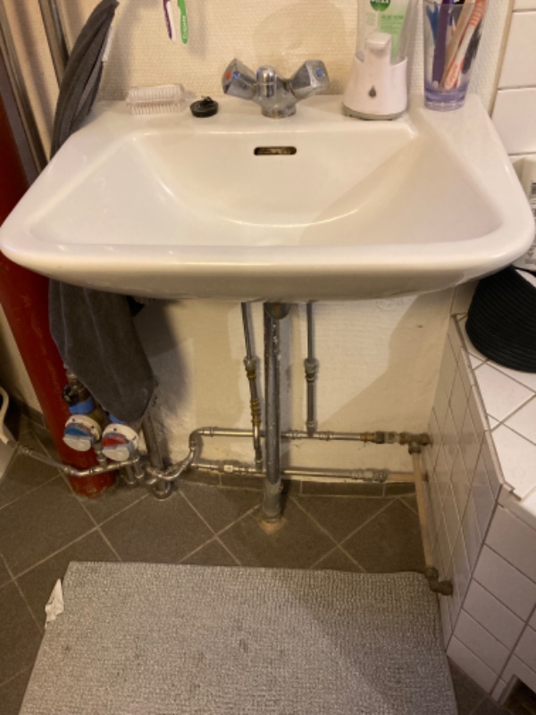 Udskiftning af håndvask og skab