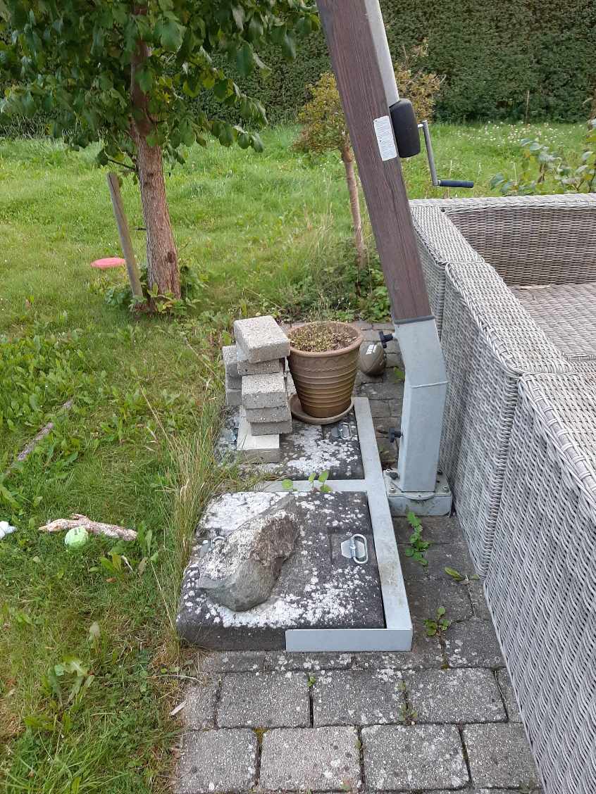 Bortskaffelse af stor parasol med kontravægt