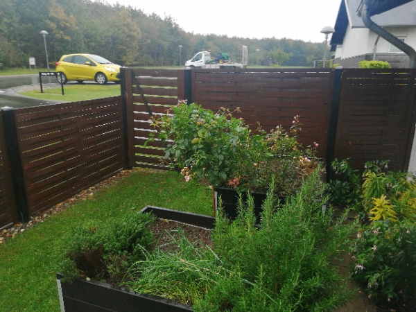 opsætning af vedligeholdelsesfrit hegn samt fjermelse ag gammelt