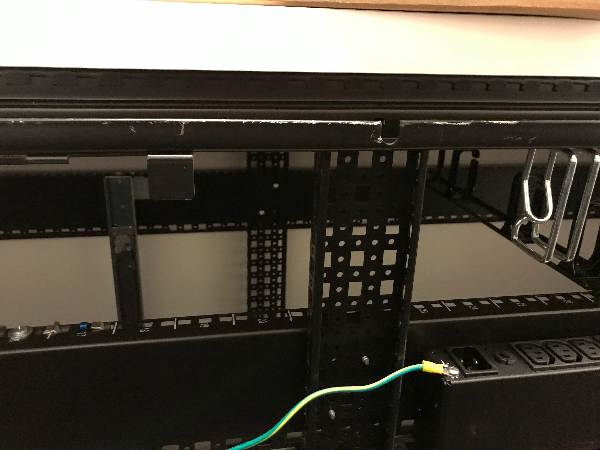 vi skal have skåret et stort skab op (hvor vores server står i)med vinkelsliber, og have det slæbt væk og