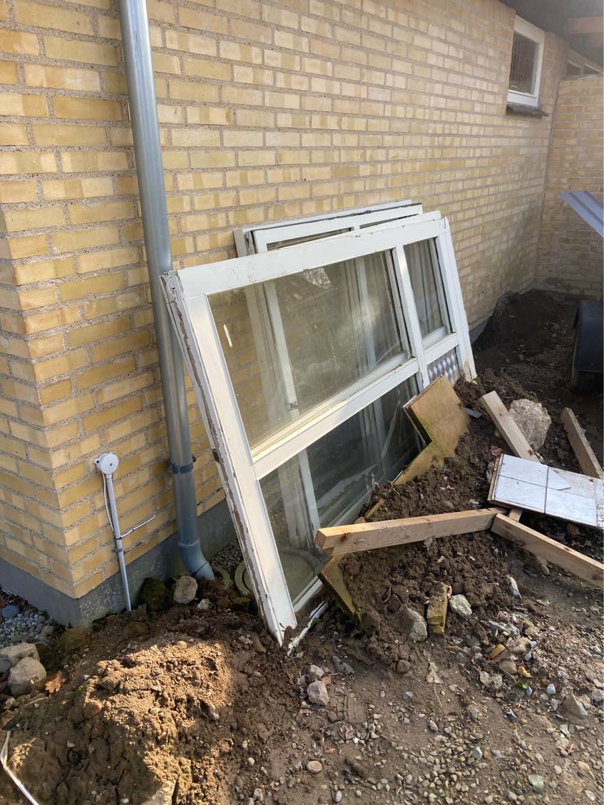 Skal have fjernet murbrokker, fliser, 2 store vinduer og lidt jord