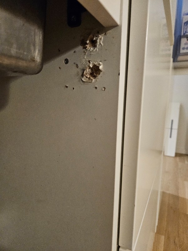 Spånplade da køkkenlåg er faldt af