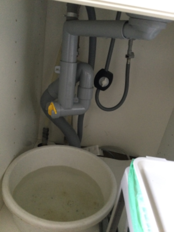 VVS under vasken på toilet og under håndvasken i køkken. I køkkenet er det vigtigst.