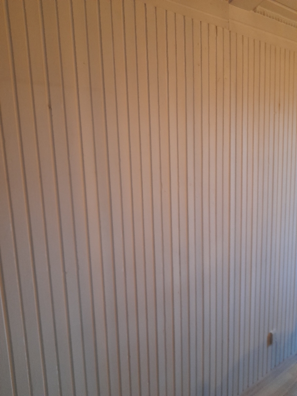 Hænge et spejl op på væggen  og sætte en ny vinduesliste på