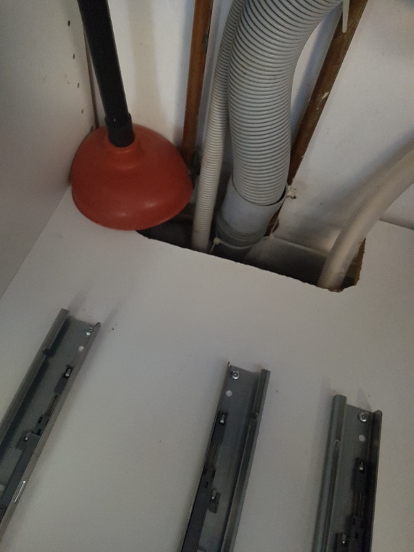 amerikansk køleskab og vandledning