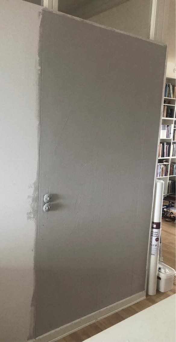 Maler opsætning af filt på blændet dør, lidt loftsmaling på steder som ikke rigtig vil bindes