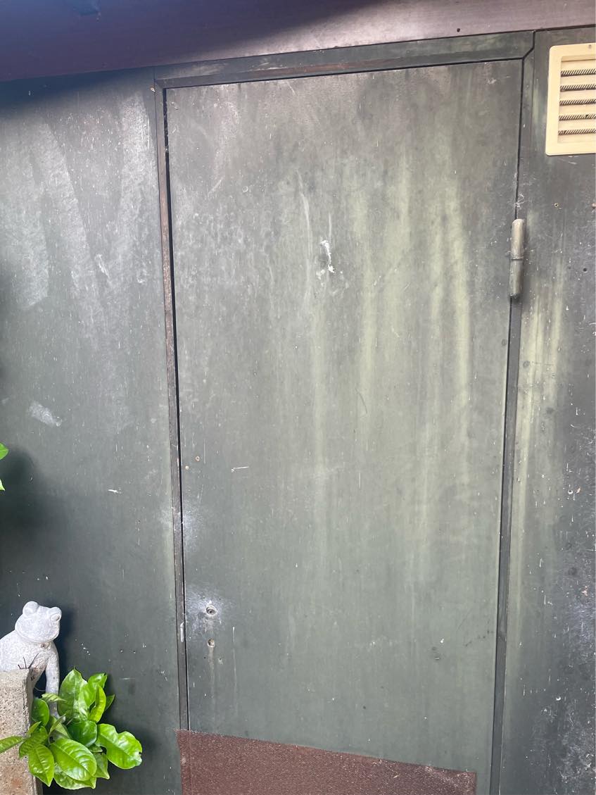 Skåret et hul i træ dør og sat ventilationsridt på