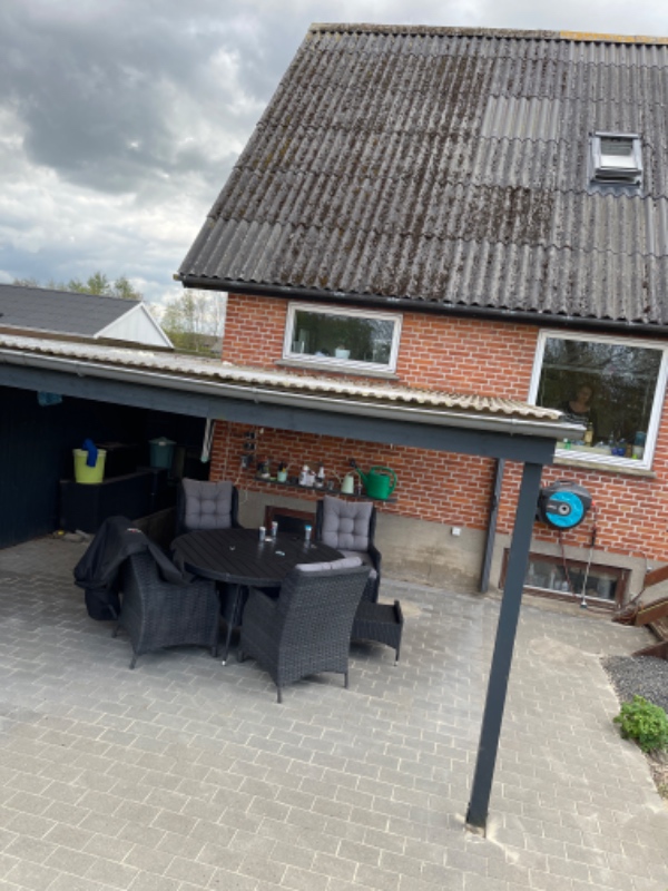 Skiftet tag på overdækket terrasse. Plasttag ca. 25 m2.