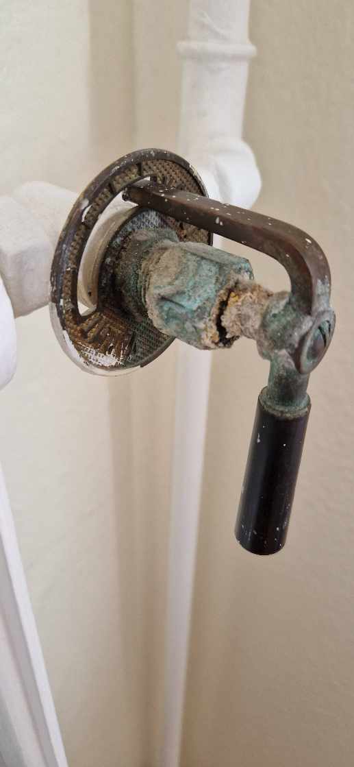 Radiatorhanen er gammel og lækker vand