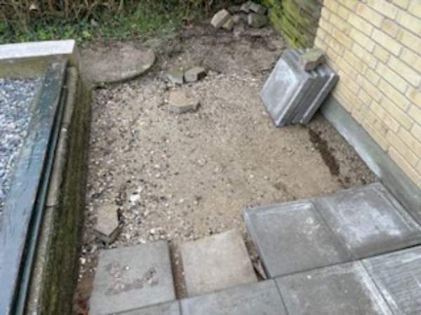 Lægning af fliser i forhave