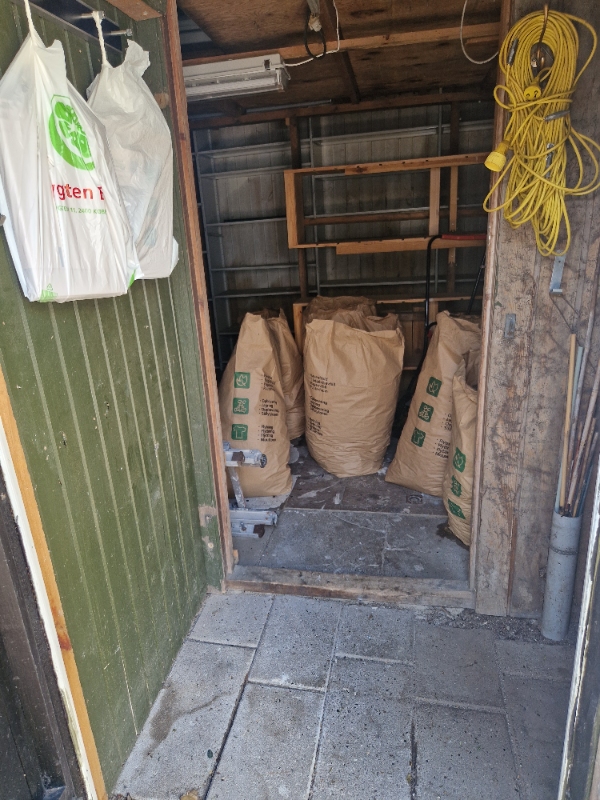 Bortskaffelse af fliser og haveaffald