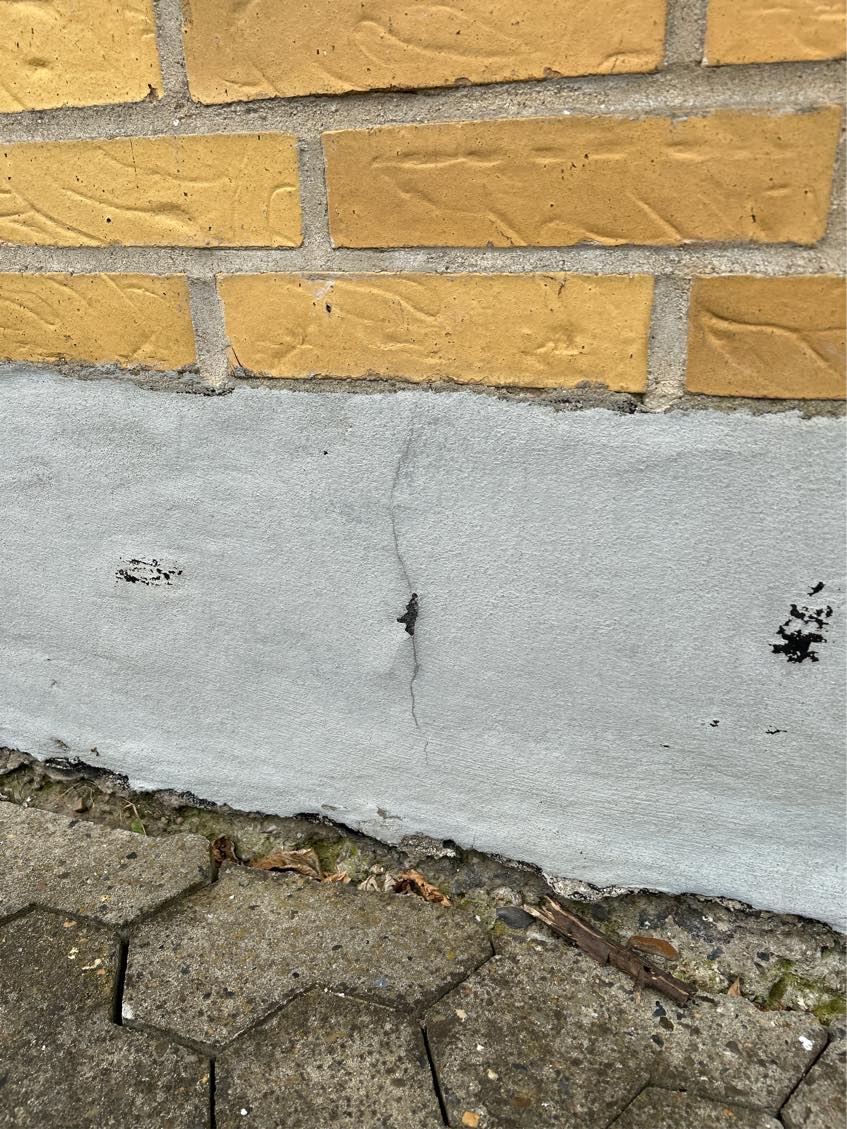 Murer-arbejde: Løs mursten og enkelte skader på sokkel og trappe skal udbedres
