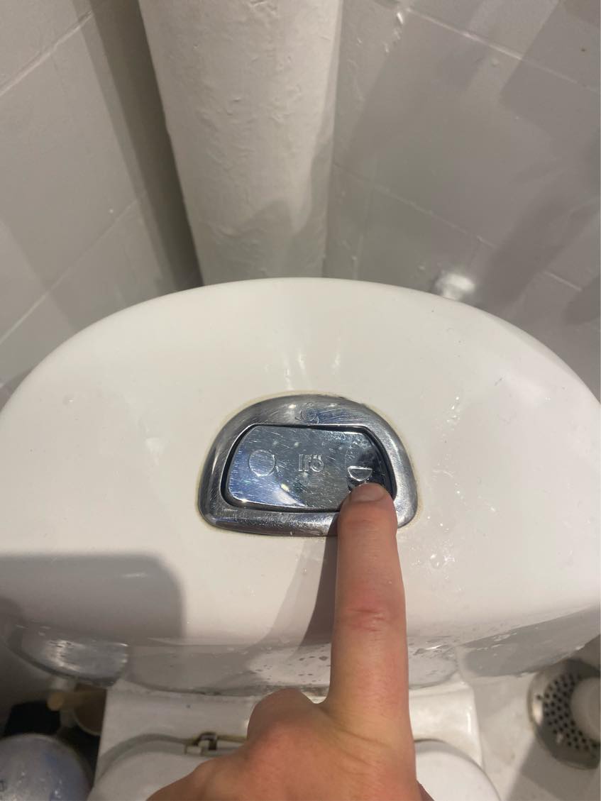 Skyllnknap på toilet er nede - Haster