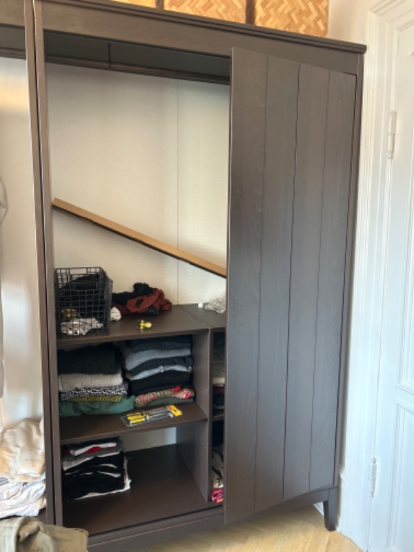 Hjælp med att montera garderobs