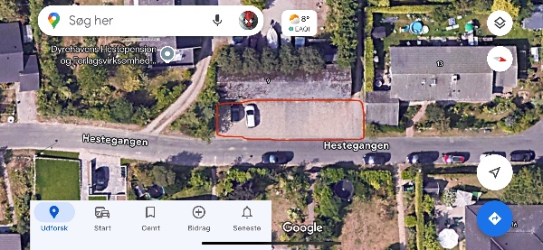 Ukrudtsbrænding på parkeringsplads