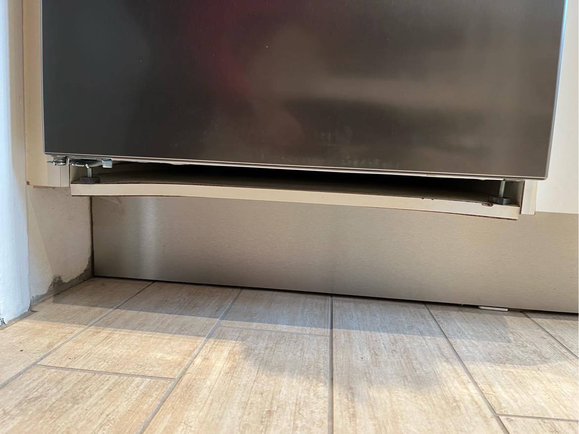 Udskift bundplade i kabinet til køleskab