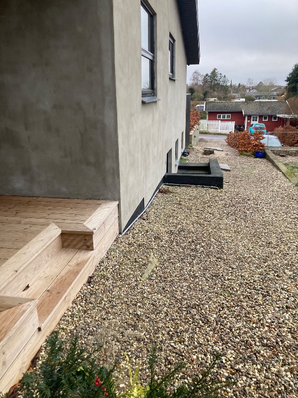 Lægning af flise opgang til hoveddør - ikke kørebelægning.