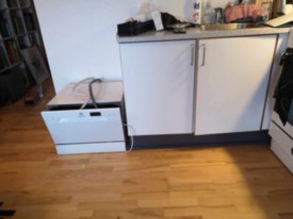 Monteret en bordopvaskemaskine.