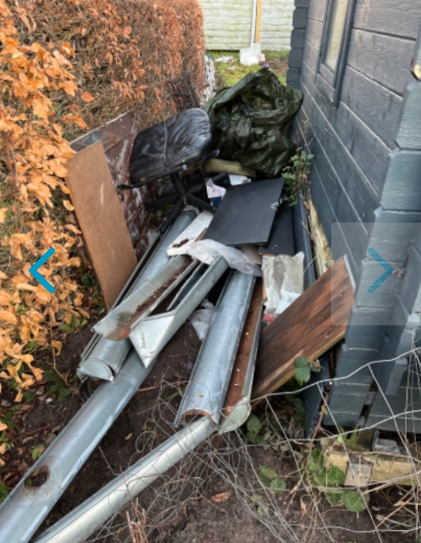 Køre affald på genbrugspladsen