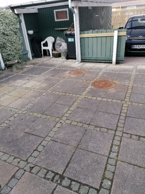 Omlægning af forhave belagt med fliser