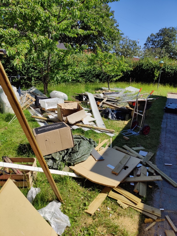 Afhentning af bygge/oprydningsmateriale (plast, metal, træ og diverse) nok til 4-5 som trailerlæs.