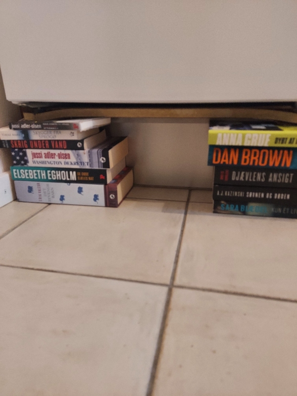 Flytte køle/fryseskab ud af skab. Fjerne bund i skab, så køle/fryseskab kan stå på gulvet.