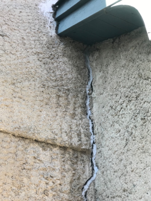 Revne i ydermur på 2 sider. Reparation af vandskade på muret mur indenfor