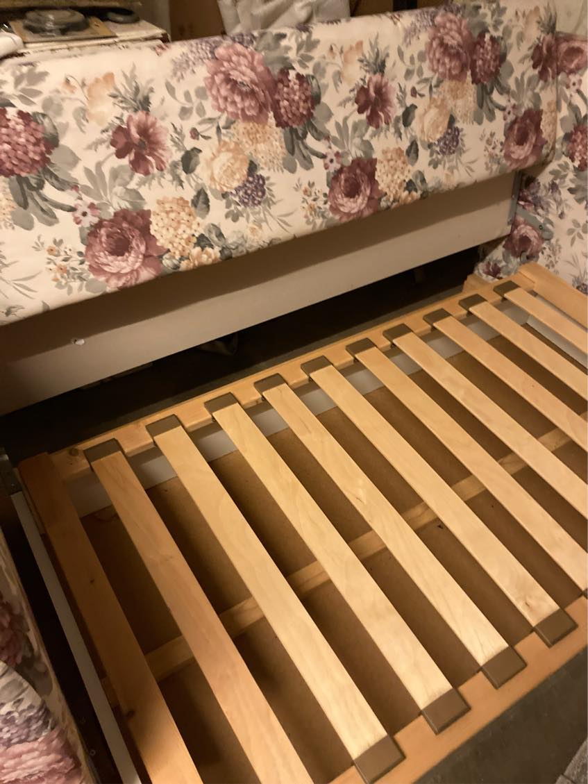 Jeg har købt en brugt sovesofa, der var skilt ad, da vi hentede den. Vi har brug for, at få sofaen båret fra kælder til 1. sal + at få den samlet. En anden sofa skal bæres ned.