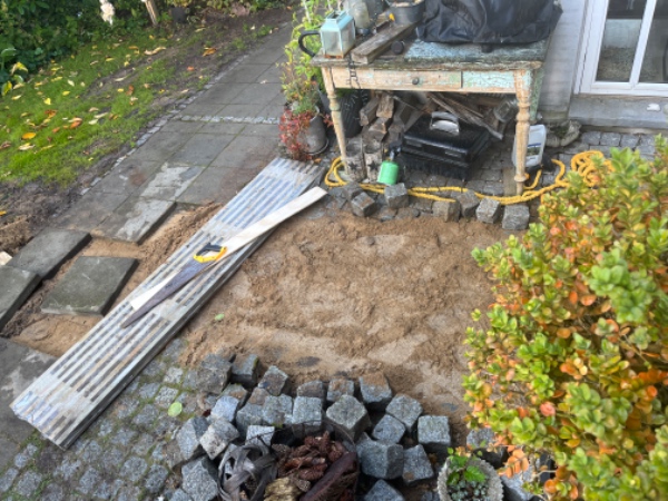 Fliser og brosten skal lægges igen ca 5 kvm