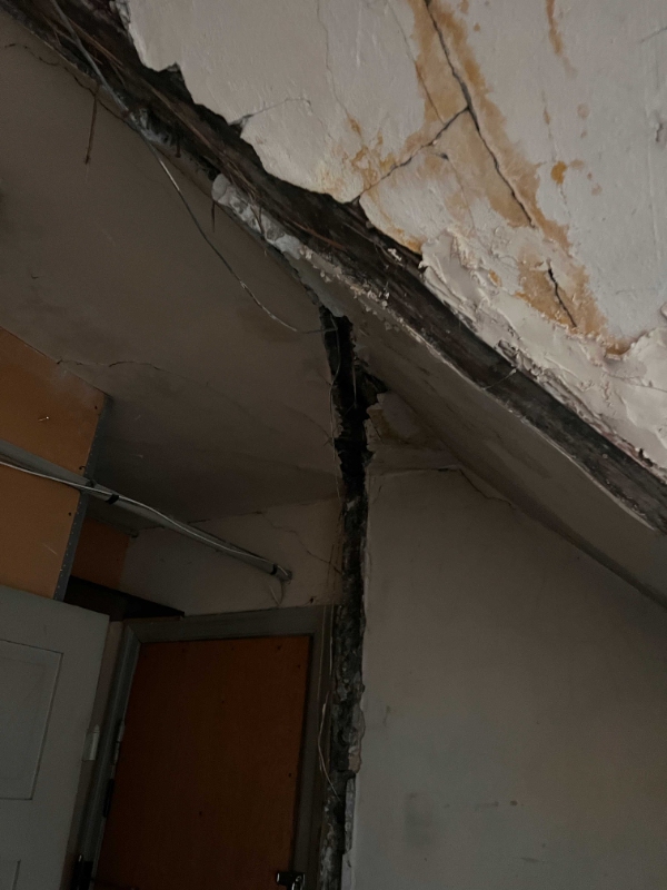 Spartling og pudsning efter fjernelse af trævægge med brandhæmmende mørtelpuds