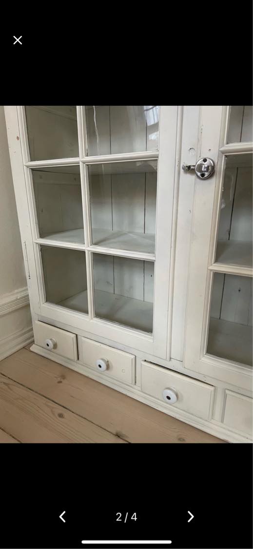 Hente vitrineskab på 4. og hænge det op