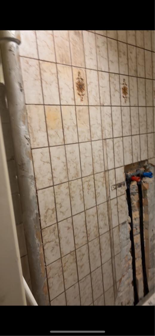 Opsætning af fliser på badeværelse