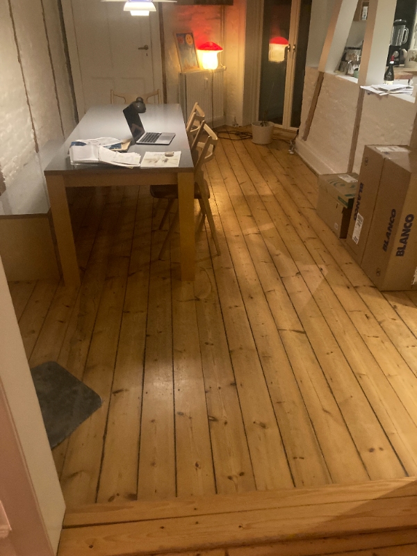 Slibning af trægulve (26 m2) + lakering + nyt gulv i gang (1,36 m2)