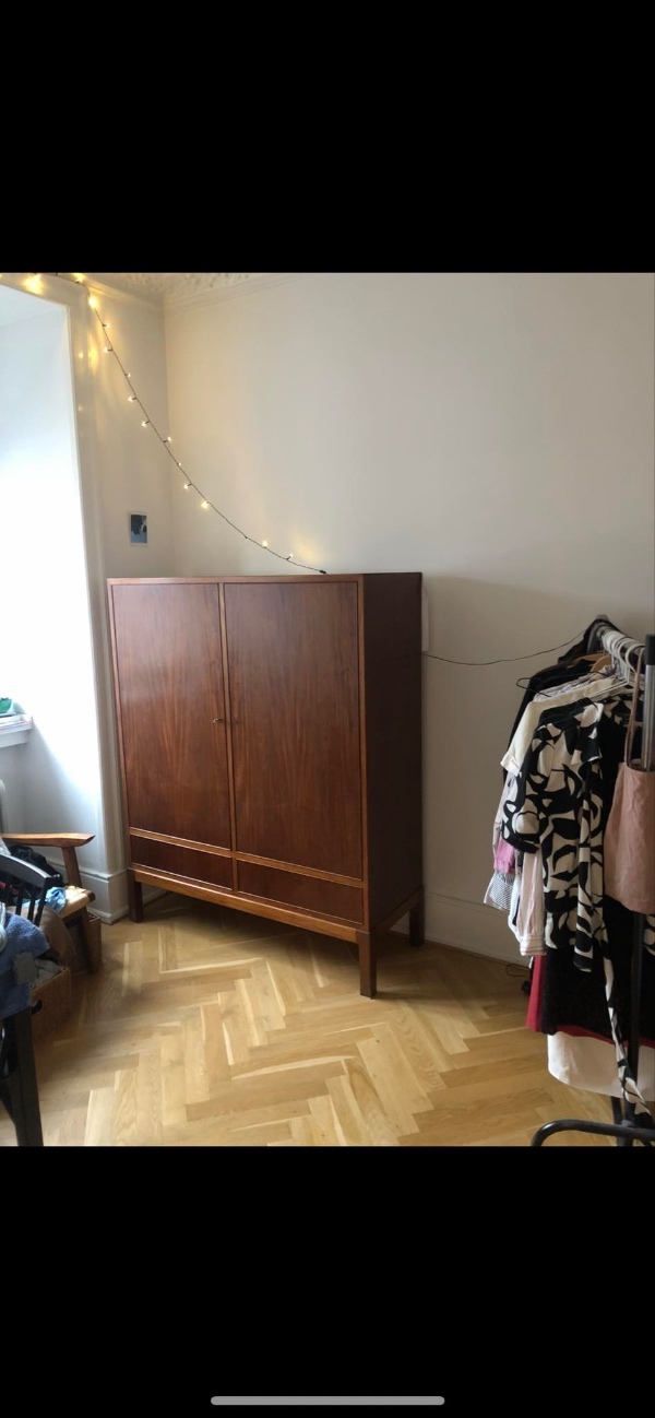 Afhentning af skab fra Frederiksberg til Østerbro. Kan bæres af to personer uden løftegrej. Ned fra 4. sal og op på 2. sal