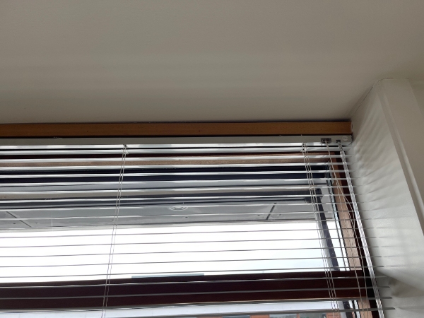 Nedtagning af persienne og stramning evt nye skruer i loftræet. Herefter genmontering af per
