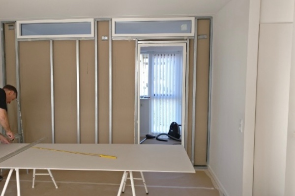 Nedrivning af gipsvæg