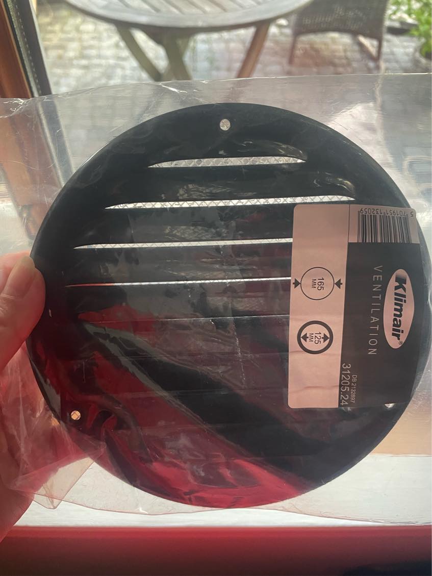 Skåret et hul i træ dør og sat ventilationsridt på