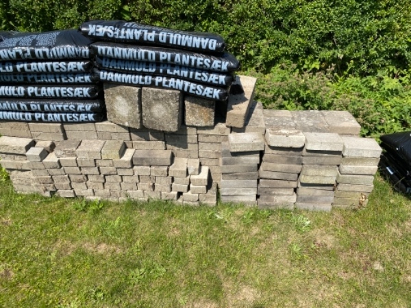 Ca. 14 m2 sten og 4 stenklodser skal fjernes.