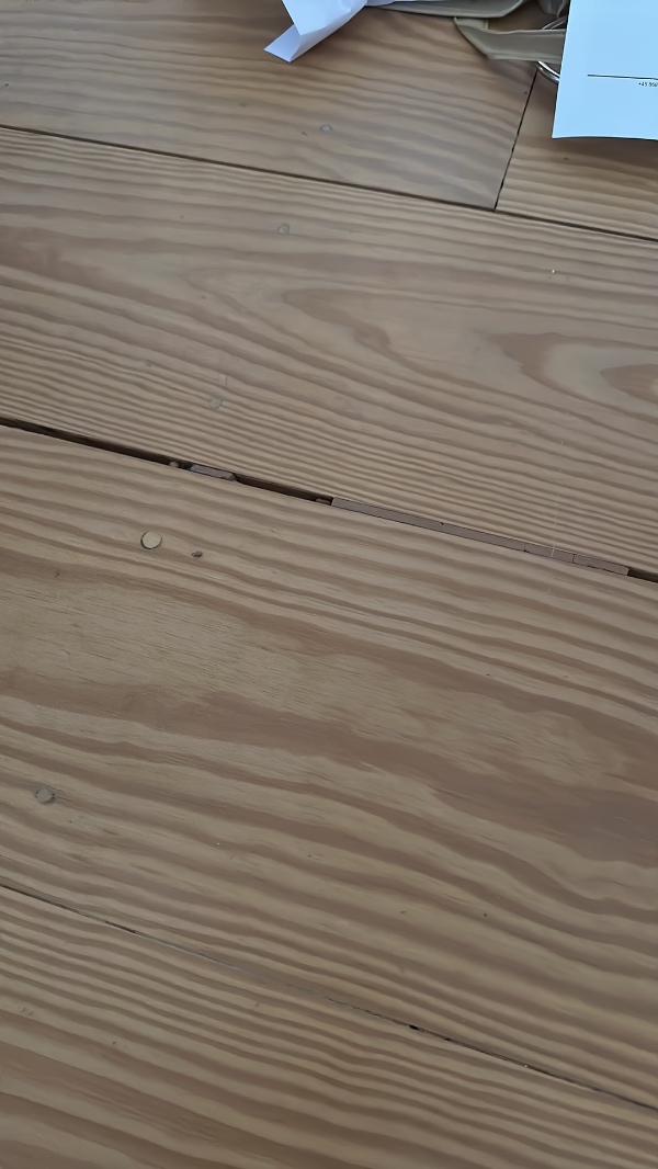 Afslibe fyrre gulv i et rum størrelse 4,5 x 3 meter og lægge hvid lud og hvid sæbe efter behandling