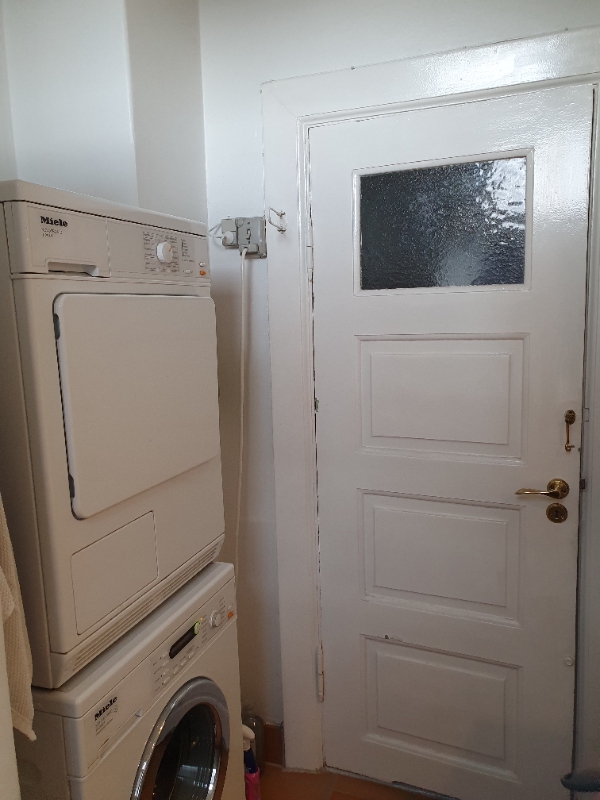 Afhentning af tørretumbler og fryseskab