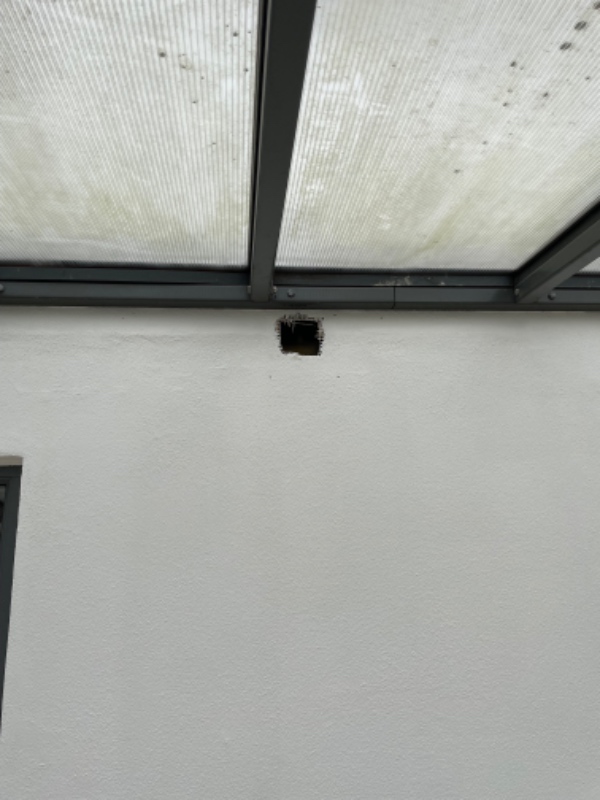 Fyldt huller i husmur ud