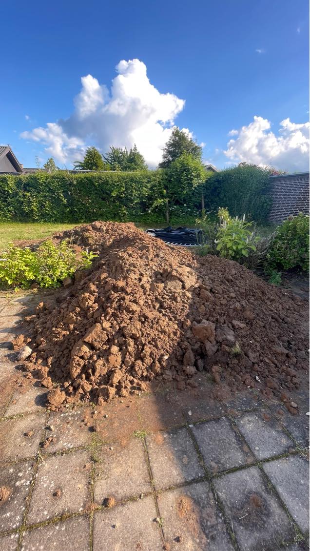 Hjælp til bortførsel af jord (mand med trailer) Jeg hjælper med.