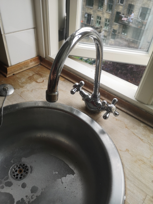 To serieforbundne lamper skal fixes, tre armaturer skal opsættes, et toilet skal udskiftes