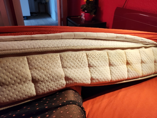 2 madrasser hvor afførring gennem flere år er sevet ned langs kanterne på madras stoffet.
