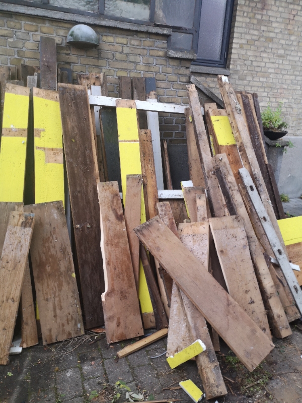 Kørt brædder fra nedrevet skur